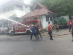 Petugas Damkar Beraksi Padamkan Api di Kantor Walikota