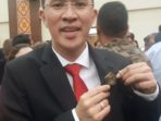Beda! MJP Gunakan Pin Kuningan Saat Dilantik