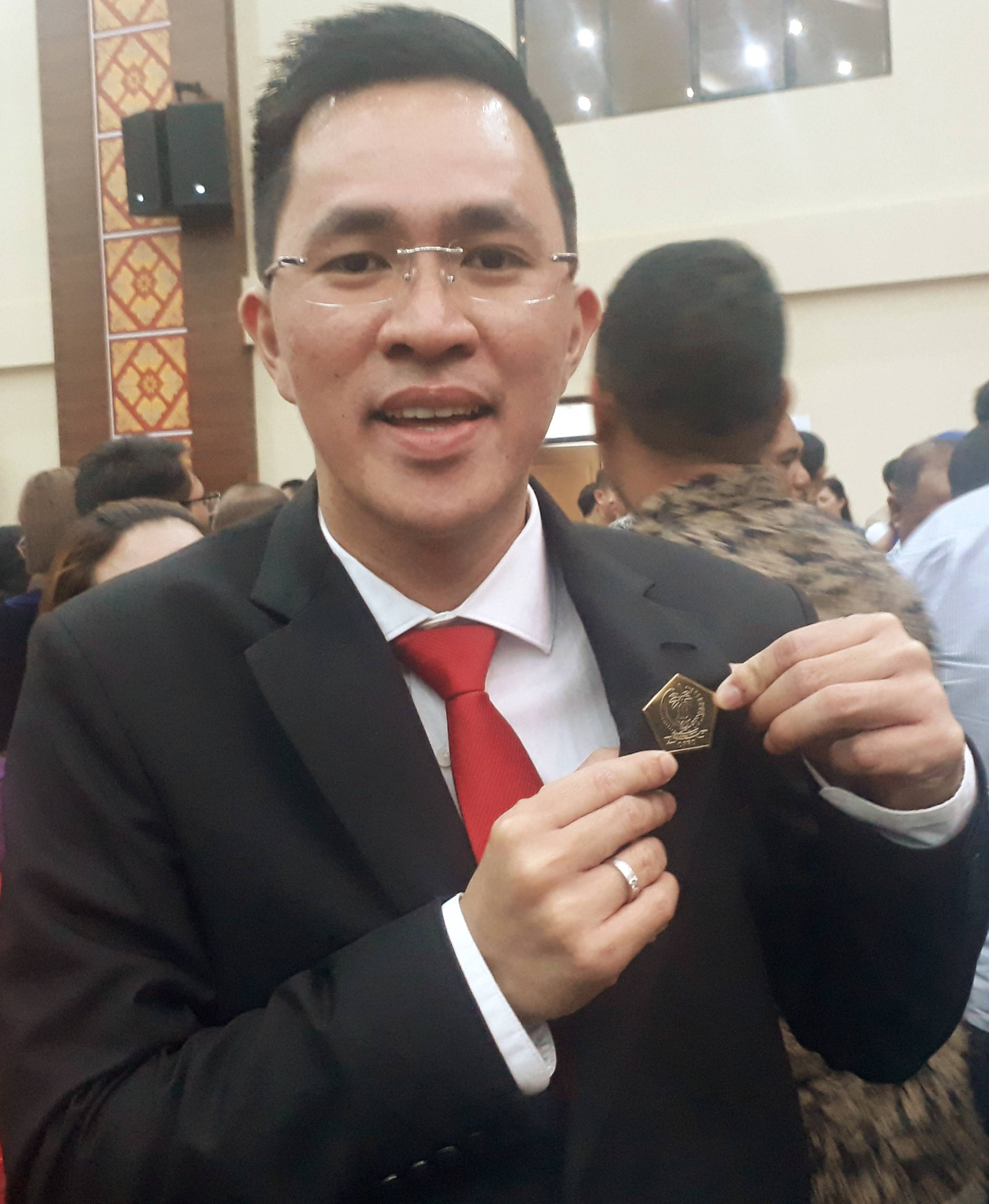 Beda! MJP Gunakan Pin Kuningan Saat Dilantik