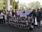 Demo di Kantor Walikota Manado, Warga Tolak Lurah Malalayang Dua