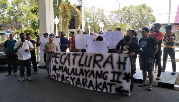 Demo di Kantor Walikota Manado, Warga Tolak Lurah Malalayang Dua