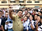 Memotivasi Ribuan Siswa di Minut, Gubernur Olly Sumbang Uang Rp5000 Persiswa