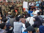 Terima Pendemo Dukung UU PKS, Dua Legislator Sulut Ini Duduk Bersila di Jalan Raya