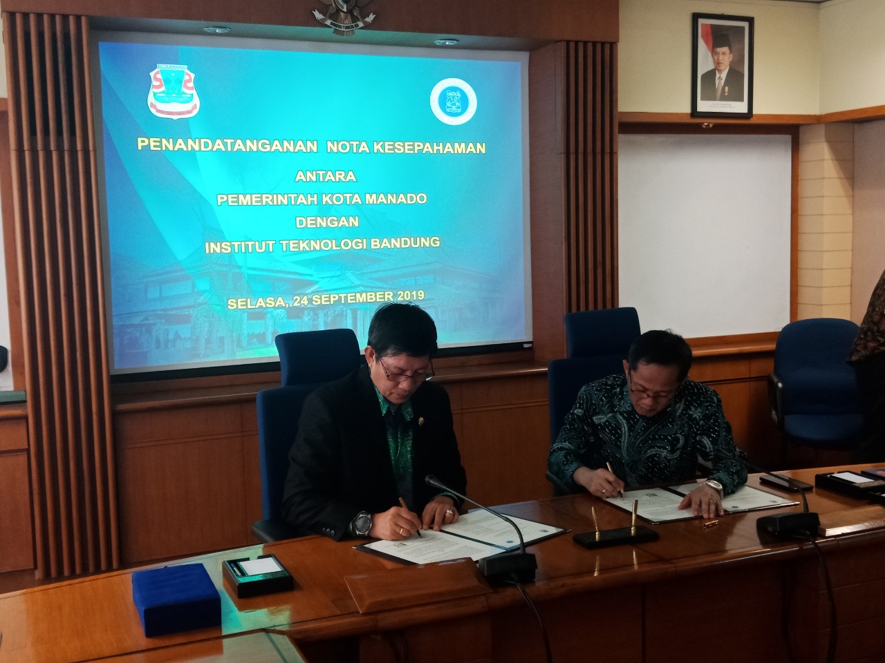 Kembangkan Manado Smart City, Walikota GSVL Tandatangan MoU dengan Rektor ITB
