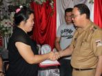 Maraton Melayat di Rumah Duka, Bupati Minahasa Serahkan Langsung Bantuan Dana Duka