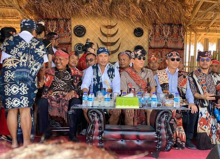 Kenakan Pakaian Adat NTT, Olly Hadiri Pembukaan SR XVII PGI