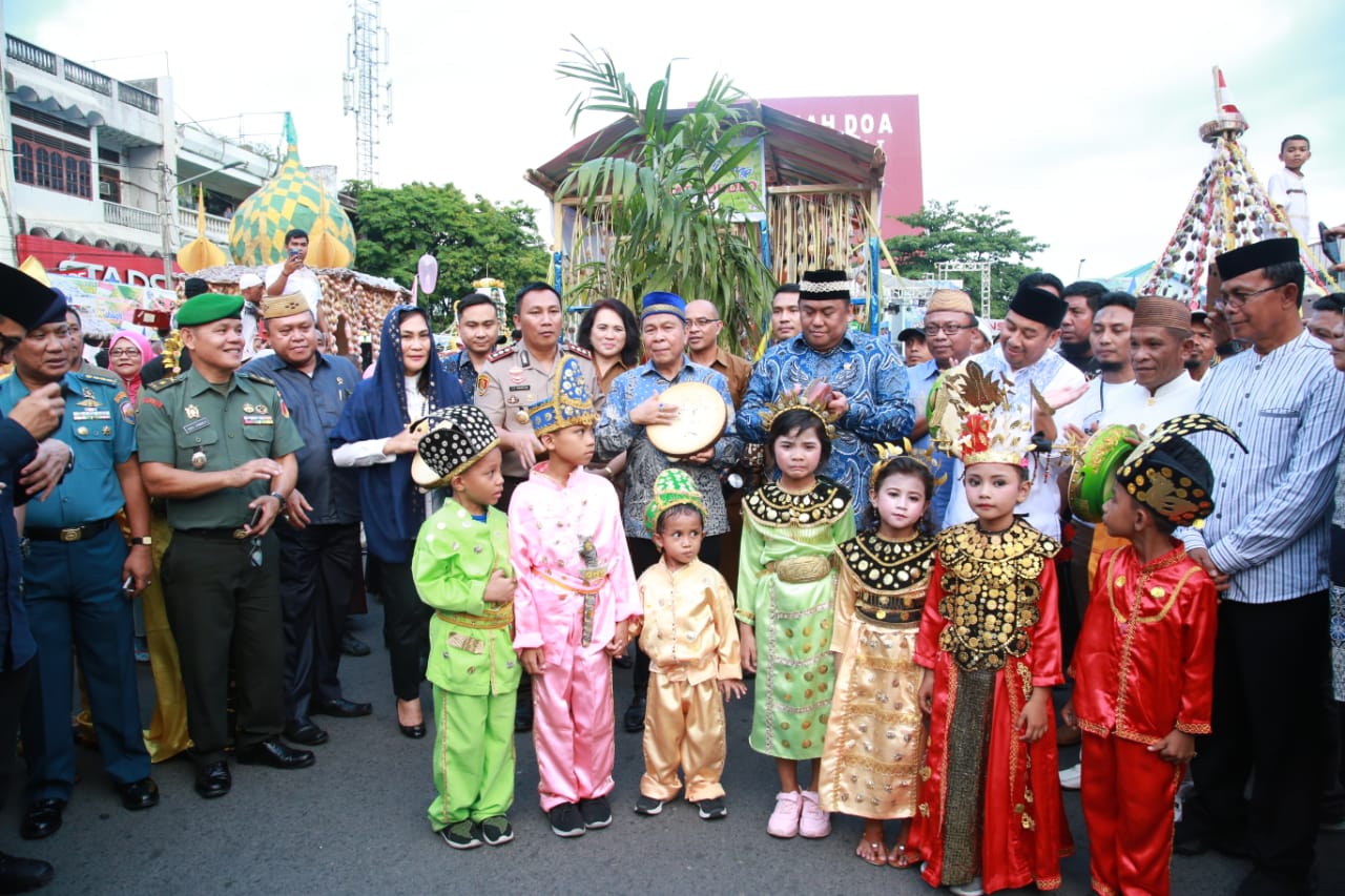 Lomban dan Gobel Resmikan Festival Walimah dengan Memukul Rebana