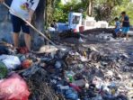 Maknai Hari Ibu, Tokoh Masyarakat Pineleng Ini Bersihkan Sampah di Kompleks Pekuburan