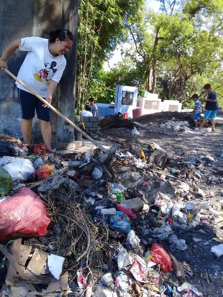 Maknai Hari Ibu, Tokoh Masyarakat Pineleng Ini Bersihkan Sampah di Kompleks Pekuburan