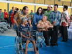 Rayakan Natal Bersama Lansia se-Kota Bitung, Lomban Serahkan Kursi Roda