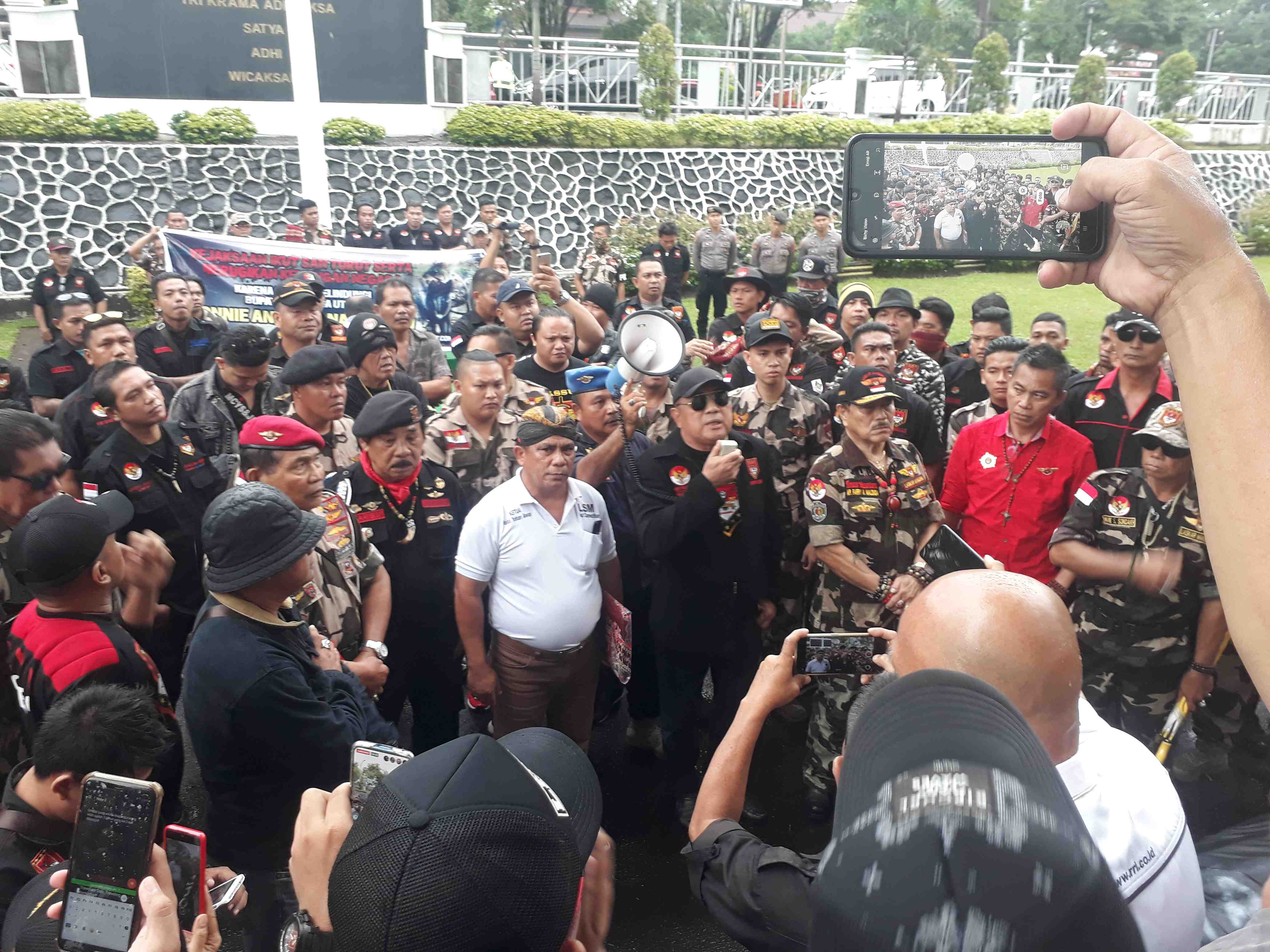 LMI Bawa Keranda dan Spanduk Demo Kejati, Nama Bupati VAP Disebut