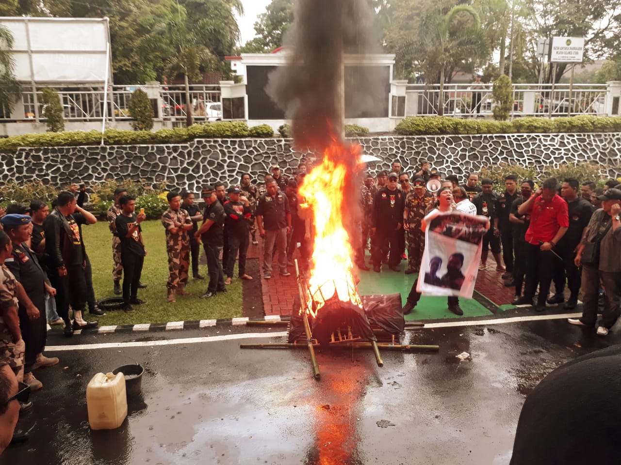 LMI Bakar Dua Keranda di Depan Kantor Kejati, Pdt Hanny: Ini Tanda Matinya Supremasi Hukum