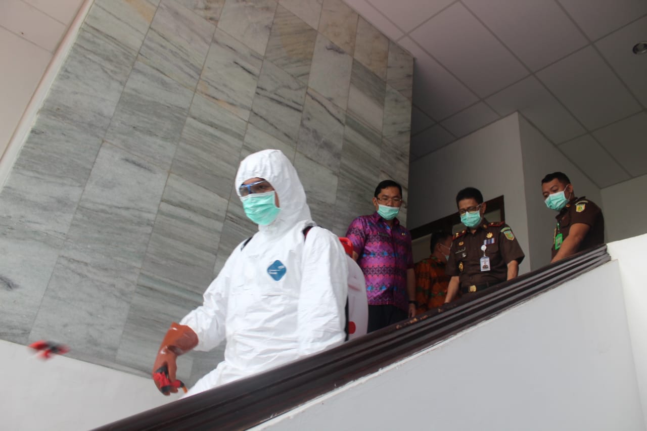 Tangkal Virus Corona, Kantor Kejati Disemprot Cairan Disinfektan