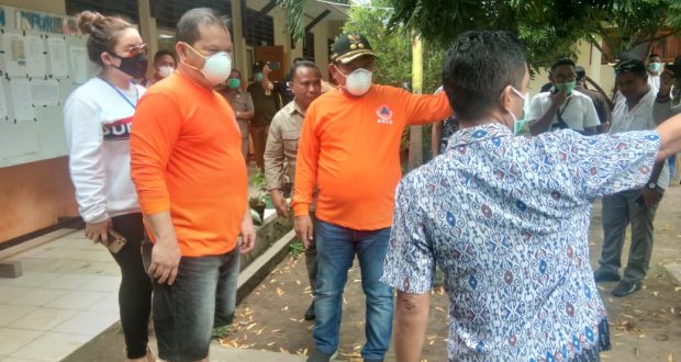 Bupati dan Wabup Talaud Semprot Disenfektan Secara Serentak di Semua Instansi Publik