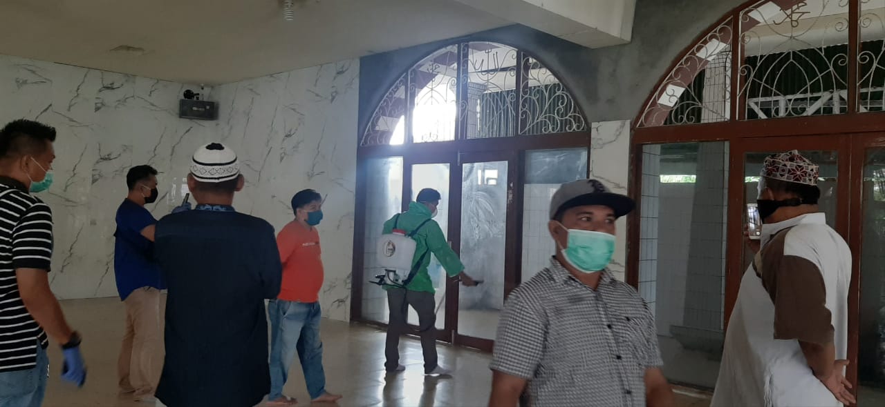 Penatua GMIM Ini Semprot Disinfektan di Masjid, Pesan Toleransi di Tengah Wabah Corona