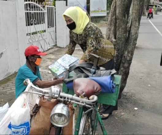 Kajati Sulut dan Ketua IAD Wilayah Sulut Berbagi Kasih dengan Pegawai dan Masyarakat