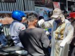 Bupati VAP Salurkan Bantuan di Pasar Tradisional Pakai Baju APD Corona