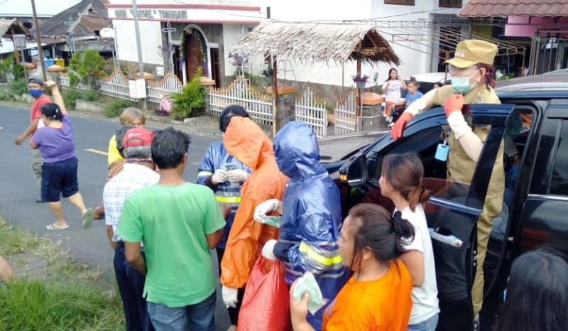 Paskah Kedua, VAP Bagikan Makanan dan Uang di Kecamatan Airmadidi