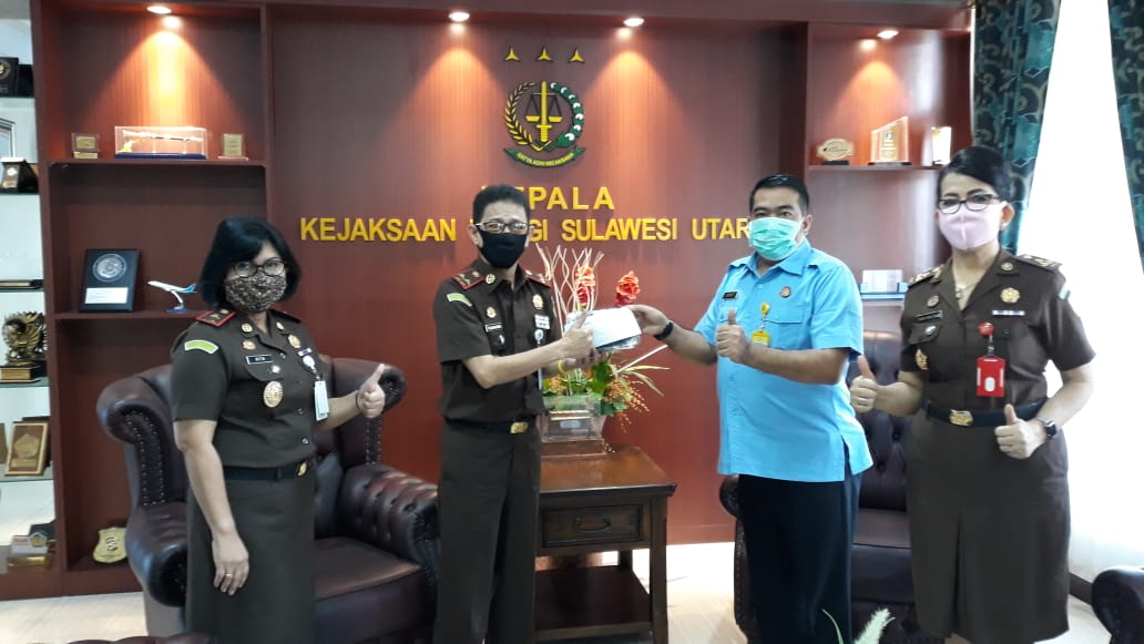 Kajati Bagikan Masker kepada Seluruh Pegawai Kejati Sulut