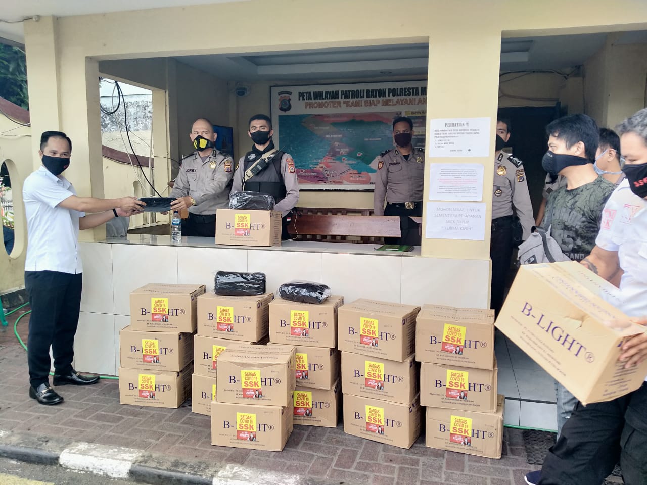 SSK Salurkan Masker dan Sabun Pencuci Tangan Untuk TNI dan Polri