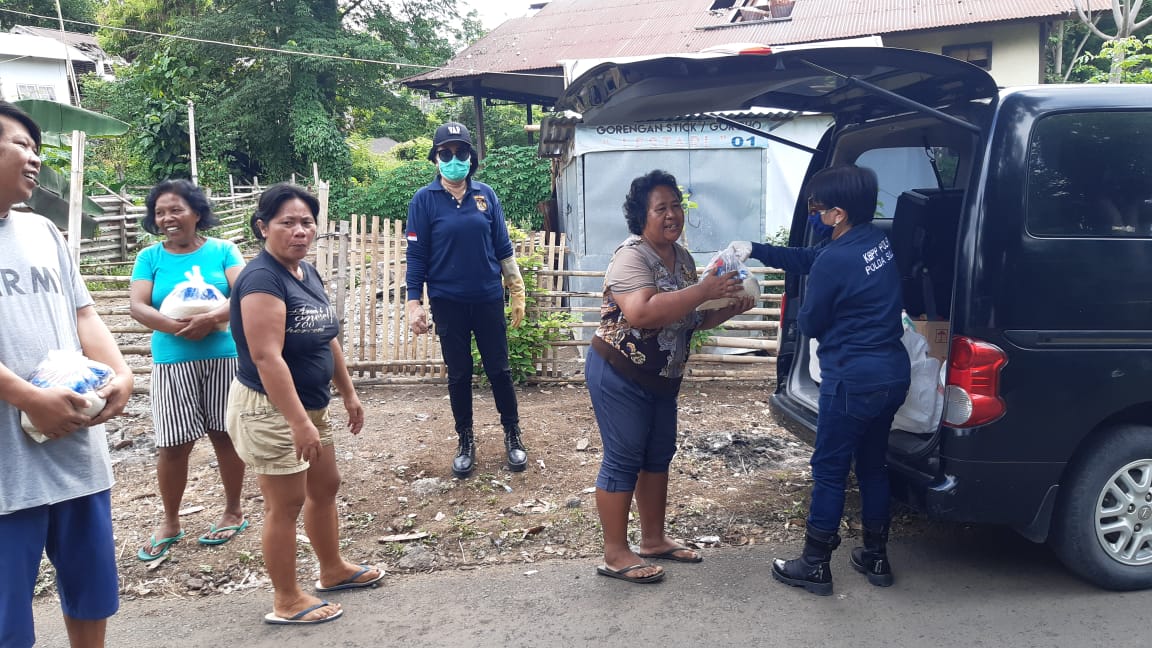 Peduli Warga, KBPP Polri Sulut Salurkan Bantuan APD dan Bahan Makanan