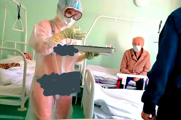 Heboh! Perawat Cantik Ini Layani Pasien Pria Covid-19 Hanya Dengan Pakaian Dalam di Balik APD Transparan