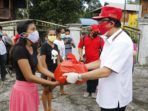 Bupati ROR Serahkan Bantuan Pemerintah untuk Mahasiswa Perantauan