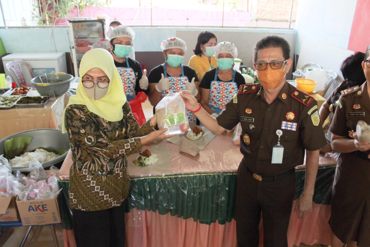 Dapur Sahabat Adhyaksa Hadir di Manado, Siapkan Makanan untuk Rakyat Kecil Selama Ramadhan