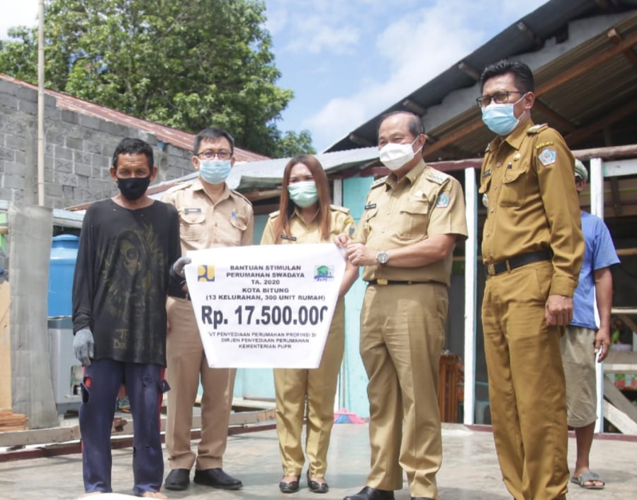 Lakukan Peletakan Batu Pertama Di Tiga Kelurahan, Lomban Memulai Program BSPS