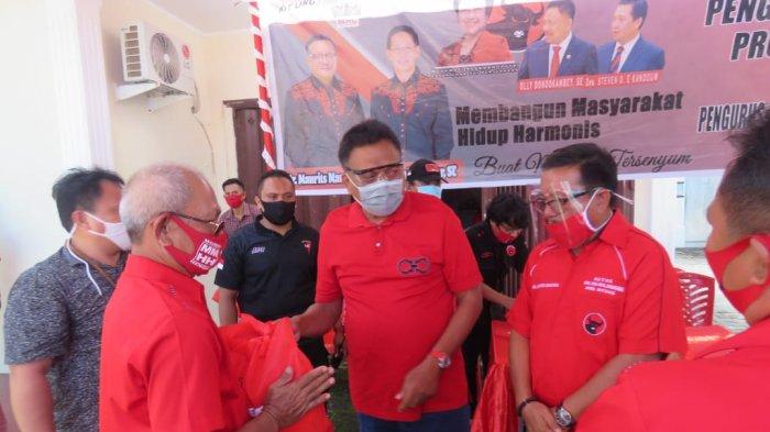 Didampingi Mantiri dan Honandar, Olly Salurkan Sembako di Bitung