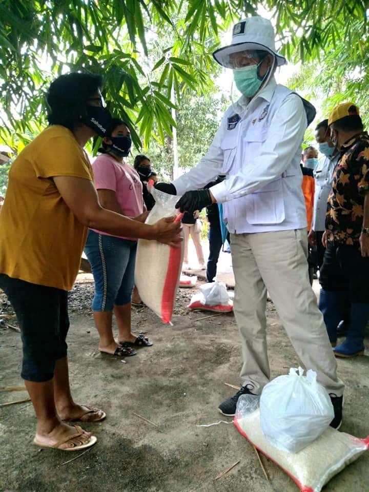 Walikota GSVL Serahkan Bansos di Kelurahan Bengkol