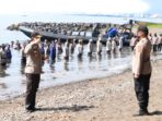 Unik Prosesi Kenaikan Pangkat Ratusan Anggota Polda, Setengah Badan Terendam Di Air Laut