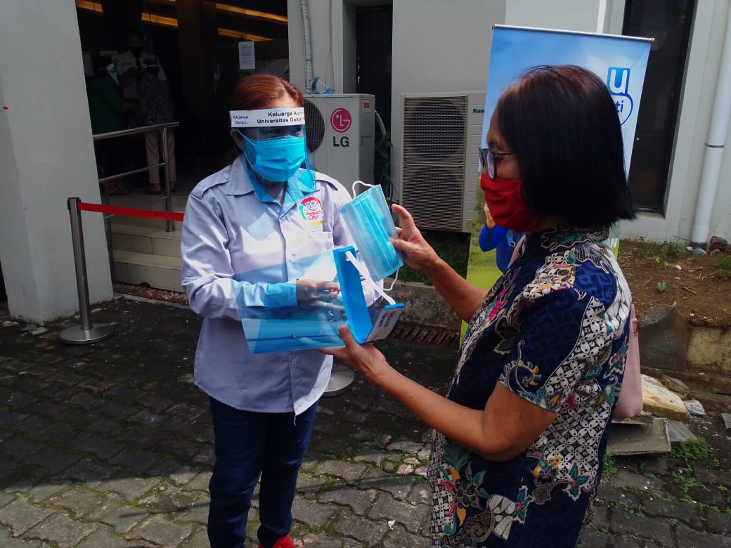 Peduli Lansia, KAGAMA Dan PEWARNA Bagi-Bagi Faceshield dan Masker