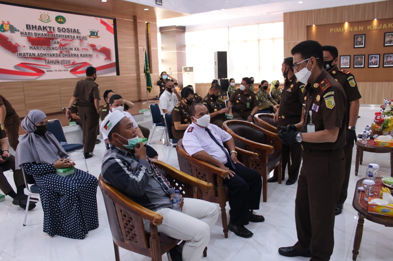 Berlangsung Serentak Se-Indonesia, Kajati dan IAD Wilayah Sulut Gelar Baksos