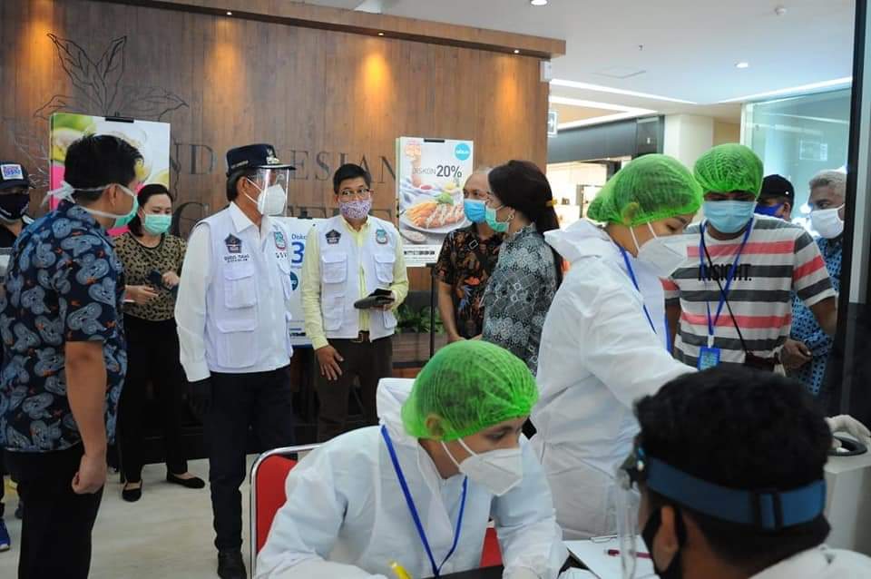 Walikota Pantau dan Ambil Sampel Rapid Test di Mantos, Mega Mall dan MTC