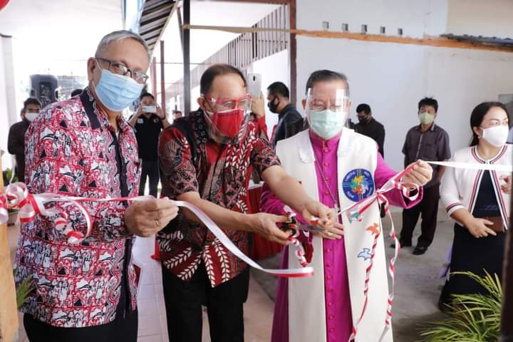 Bupati Roring Hadiri Misa dan Sertijab Pastor Paroki Sonder