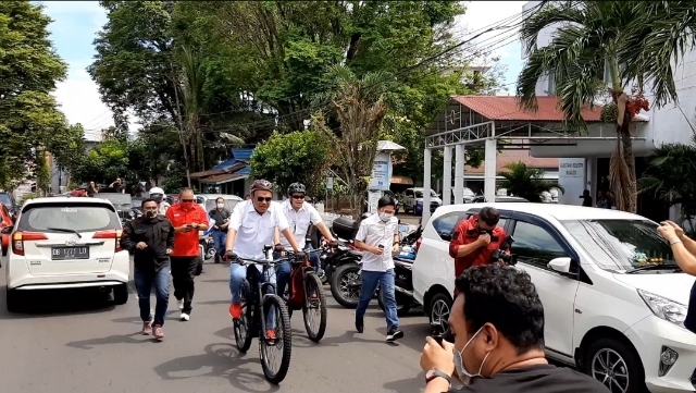 Bersepeda ke KPU Sulut, OD-SK Disambut Teriakan ‘Lanjutkan’