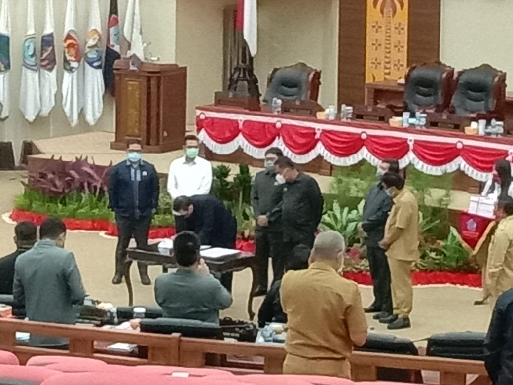 Hadiri Paripurna DPRD Sulut, Gubernur: Harga Komoditi Kelapa dan Pala Naik, Cengkih Belum