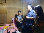 Suami Stroke, Ibu Rumah Tangga Ini Terkejut Dikunjungi dan Didoakan Mor Bastiaan