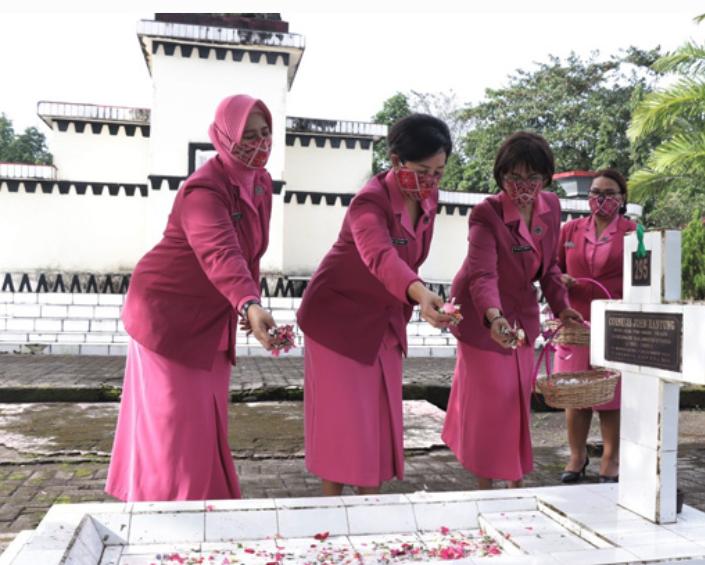 Pimpin Ziarah di TMP Kairagi Manado. Ketua Bhayangkari Sulut Tanamkan jiwa Nasionalisme.