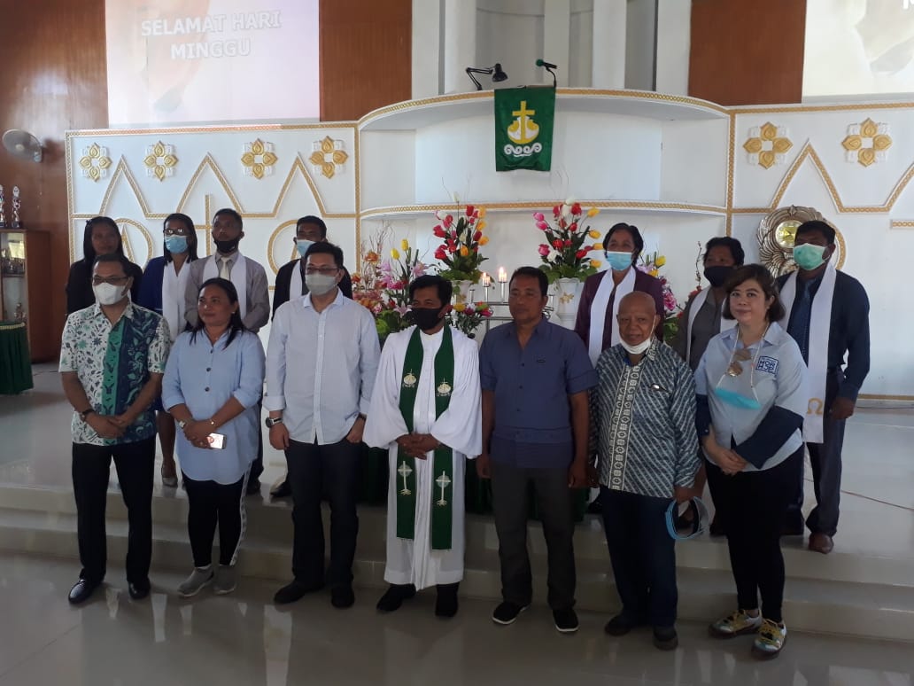 Beribadah di GMIM Sabar Manado Tua, HJP Ajak Jemaat Doakan Pilkada Manado