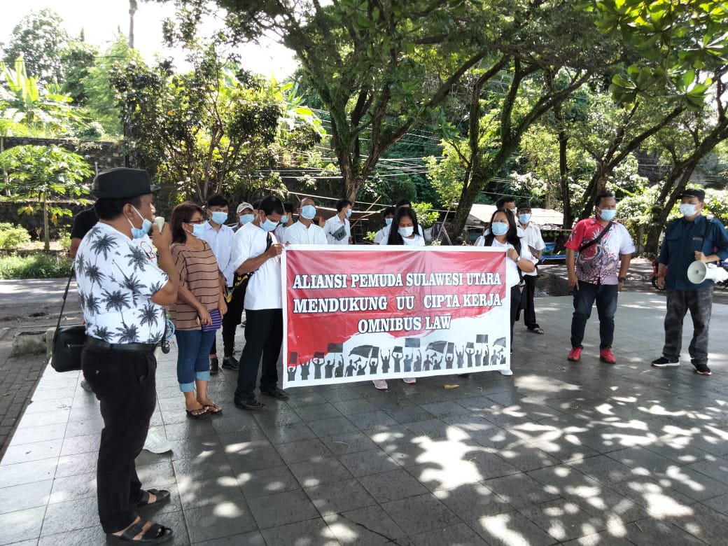 Turun ke Jalan, Aliansi Pemuda Sulut Desak Segera Berlakukan UU Cipta Kerja