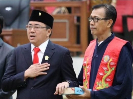 Didampingi Pendeta Konghucu, Andrei Angouw Dilantik Jabat Ketua DPRD Sulut