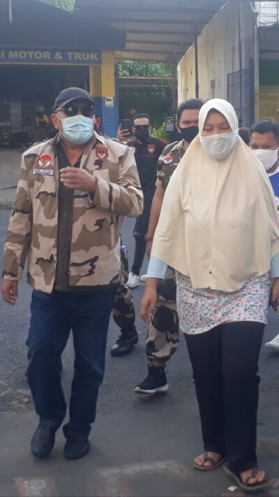 Jalan Kaki Bersama Wanita Berjilbab, Sosok Pria Berpakaian Loreng Ini Bikin Warga Terkesima