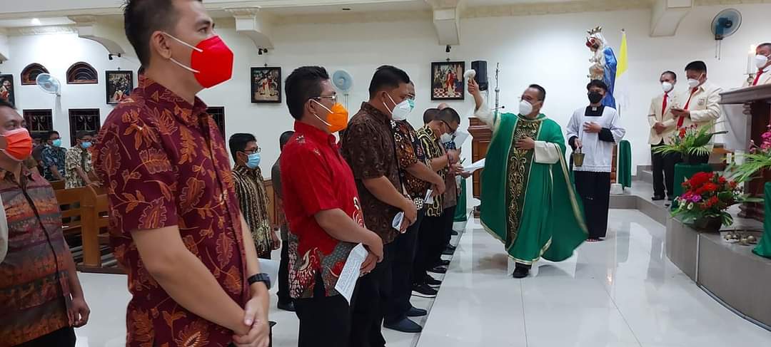 Pengurus KBK Paroki Girian Dilantik dan Direciki Air Suci, Pastor Koraag Ajak Bertobat dengan 3B