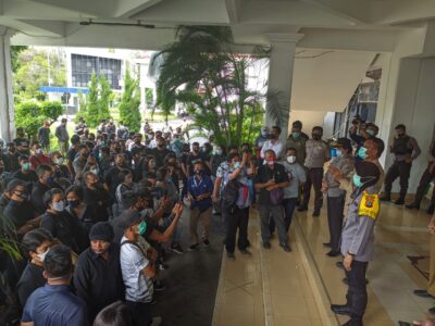 Ratusan SatPol-PP Demo Kantor Walikota: Jangan Beking Torang pe Anak Bini Mati Kelaparan