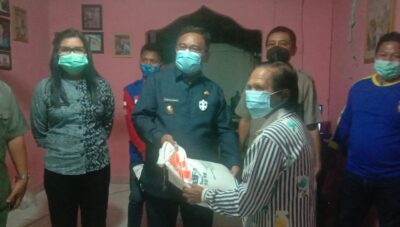 Temui Korban Gempa Bumi, Wabup Moktar Parapaga Salurkan Bantuan
