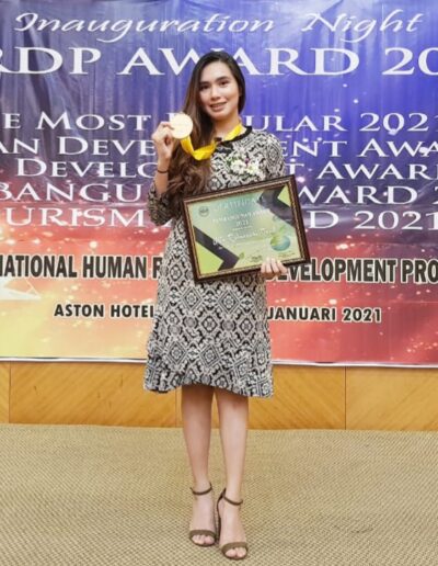Sempat Viral ‘Kades Tercantik’, Kini Gita Tuuk Dianugerahi Pembangunan Award 2021