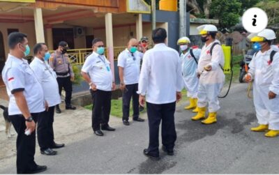 Wabup Moktar Parapaga Pimpin Penyemprotan Disinfekatan di Rumah-rumah Warga