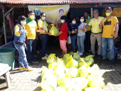 Ketua Golkar Minahasa Adrie Kamasi Sisir Manado Salurkan Bantuan, Wanita Ini Sampai Menangis